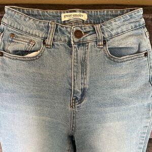 EUC Great Smoky Los Angeles jeans size 25 left knee is naturally distressed
